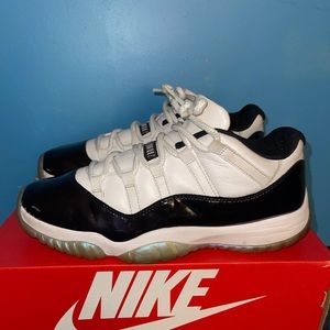 Jordan 11 emerald green, size 10.5